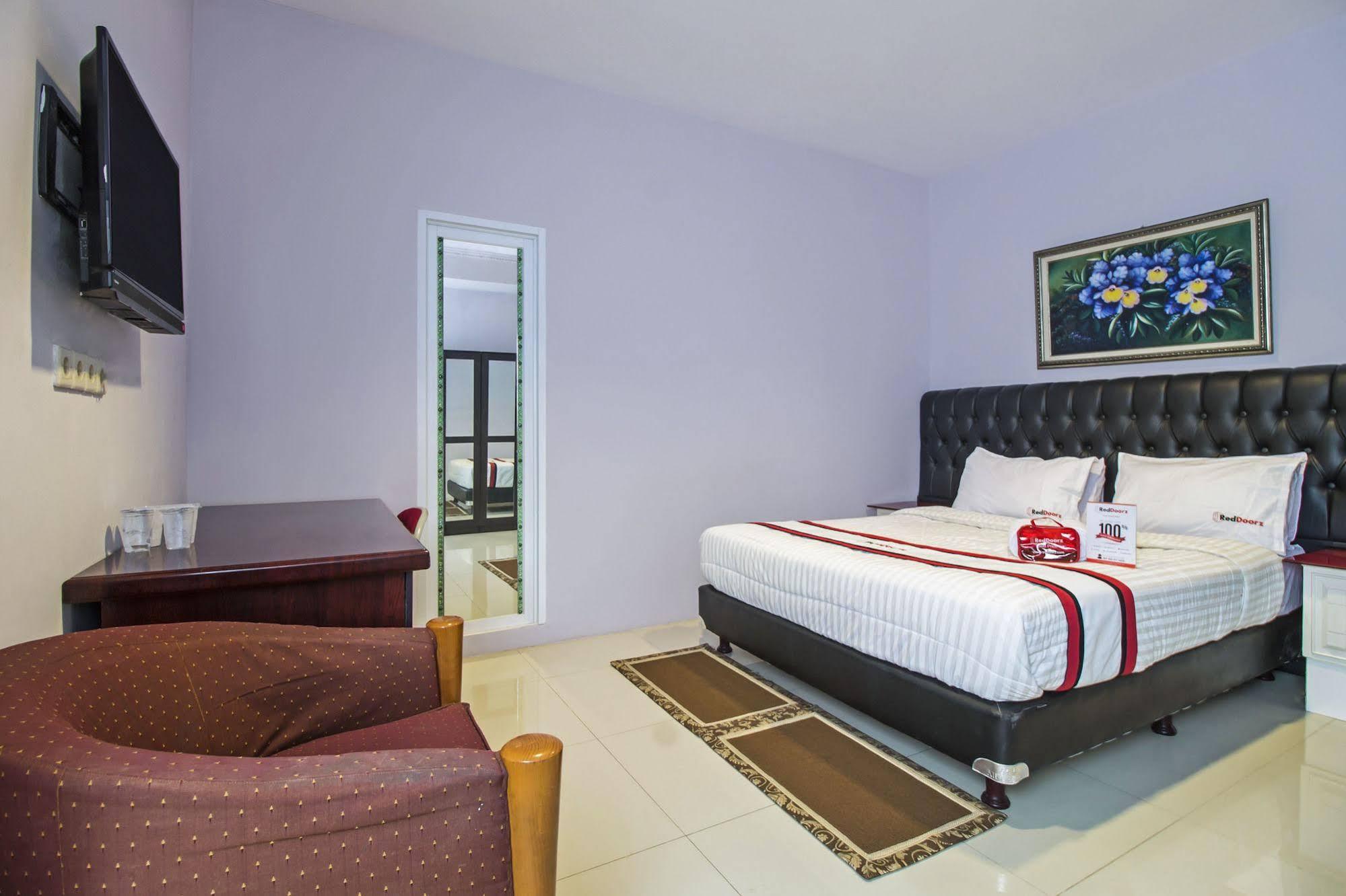 Reddoorz Plus @ Guntur Raya Setiabudi Giacarta Esterno foto
