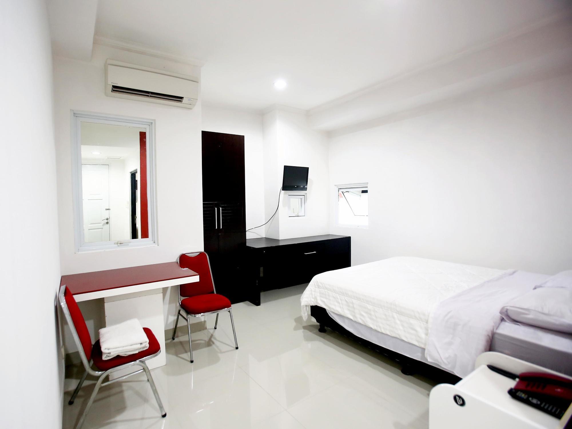 Reddoorz Plus @ Guntur Raya Setiabudi Giacarta Esterno foto
