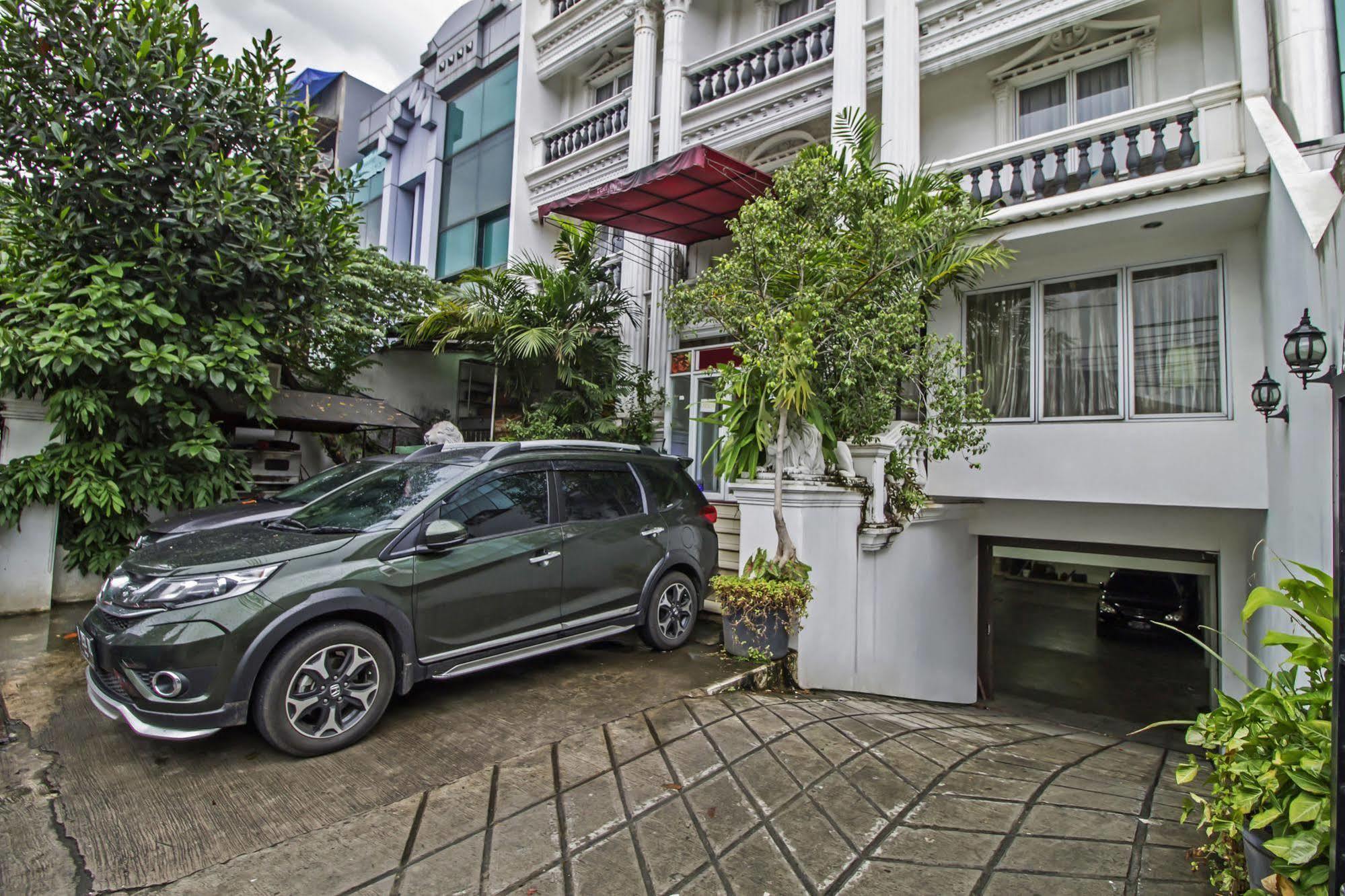 Reddoorz Plus @ Guntur Raya Setiabudi Giacarta Esterno foto