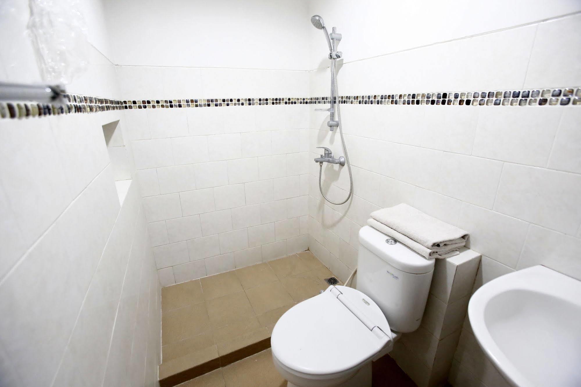 Reddoorz Plus @ Guntur Raya Setiabudi Giacarta Esterno foto