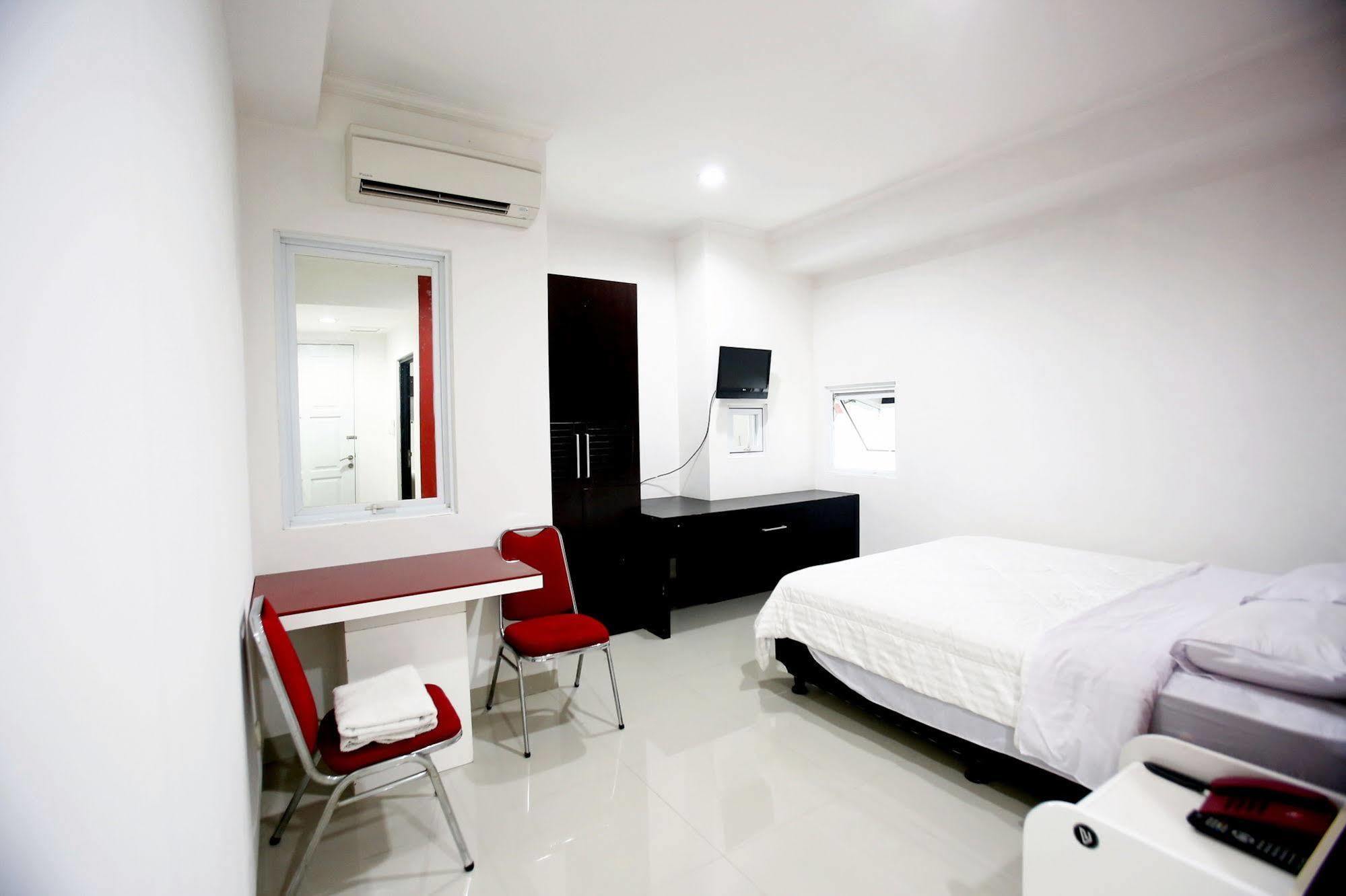 Reddoorz Plus @ Guntur Raya Setiabudi Giacarta Esterno foto