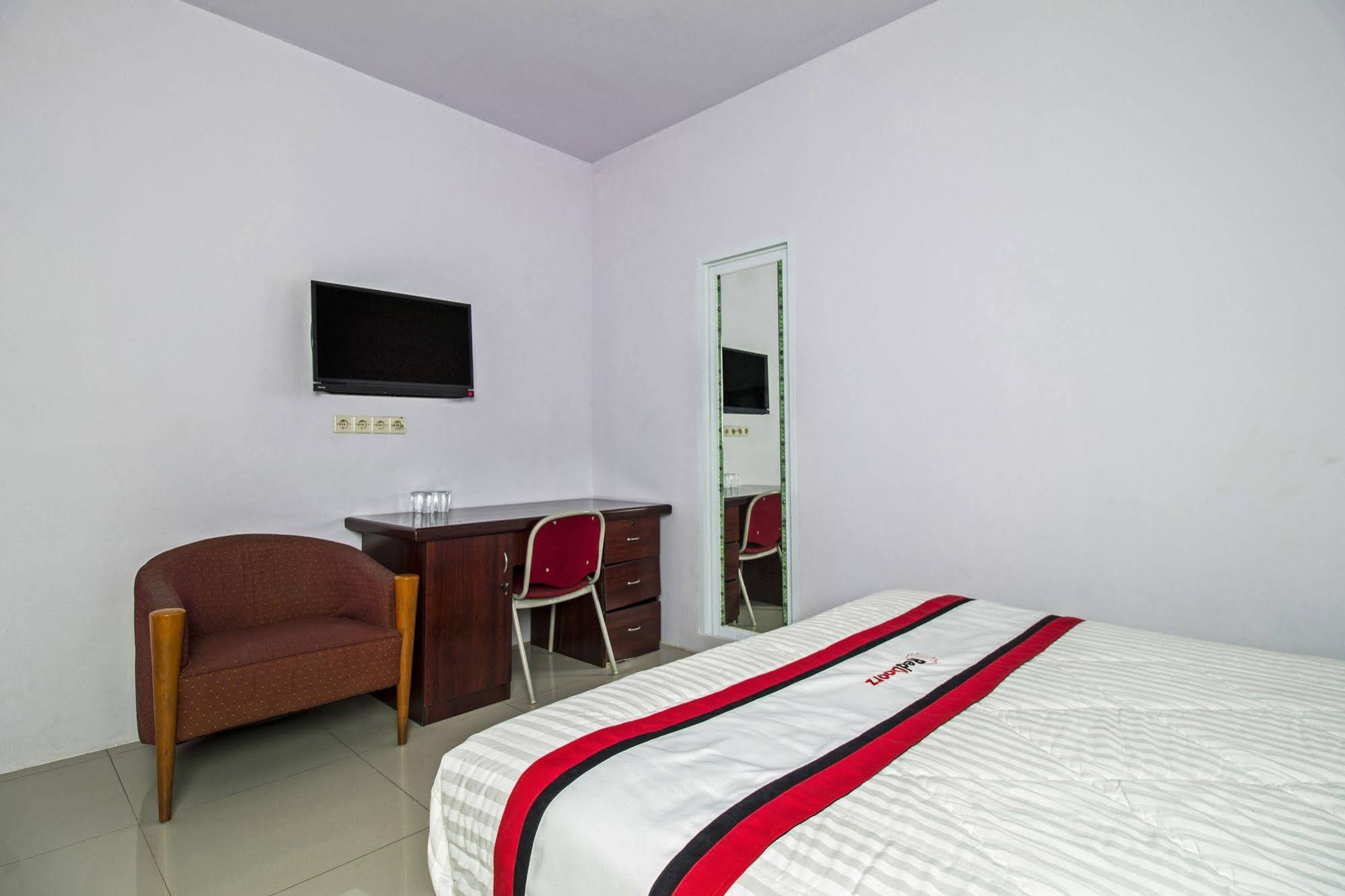 Reddoorz Plus @ Guntur Raya Setiabudi Giacarta Esterno foto