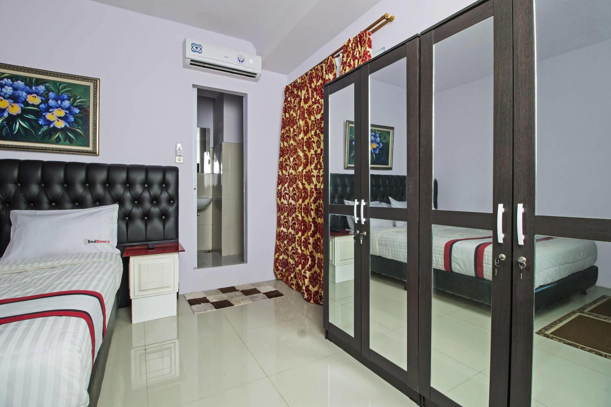Reddoorz Plus @ Guntur Raya Setiabudi Giacarta Esterno foto