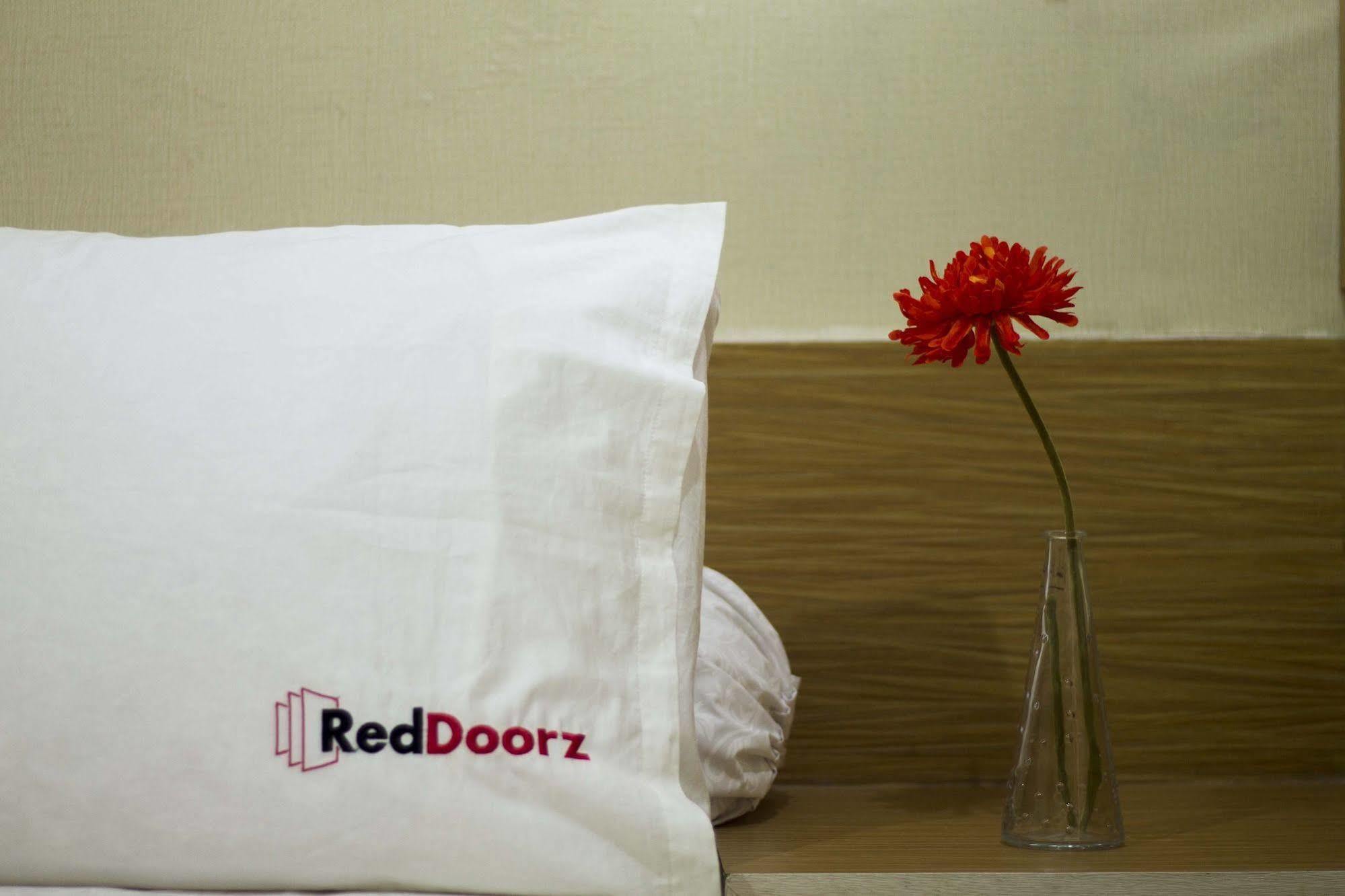 Reddoorz Plus @ Guntur Raya Setiabudi Giacarta Esterno foto