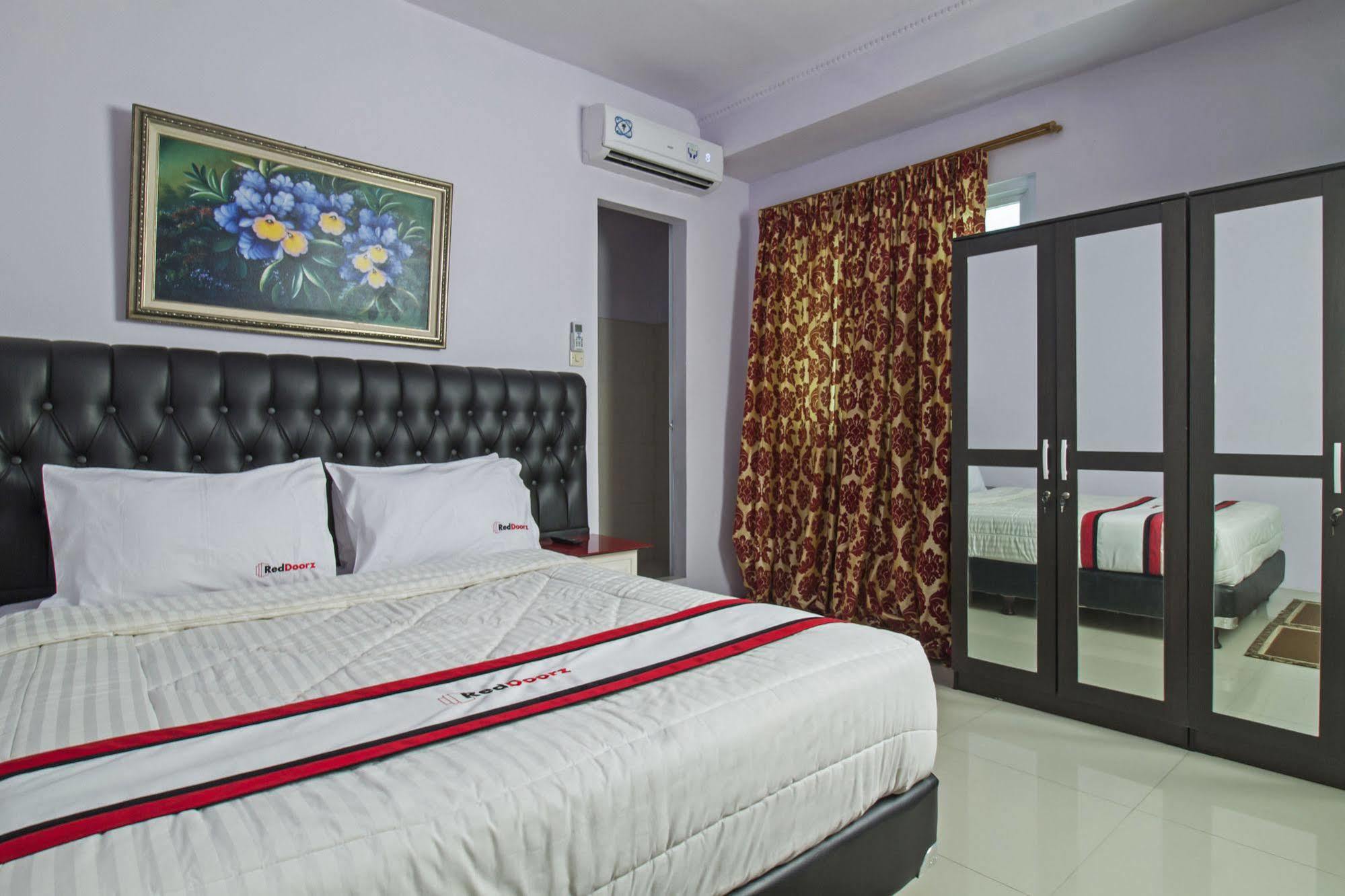 Reddoorz Plus @ Guntur Raya Setiabudi Giacarta Esterno foto