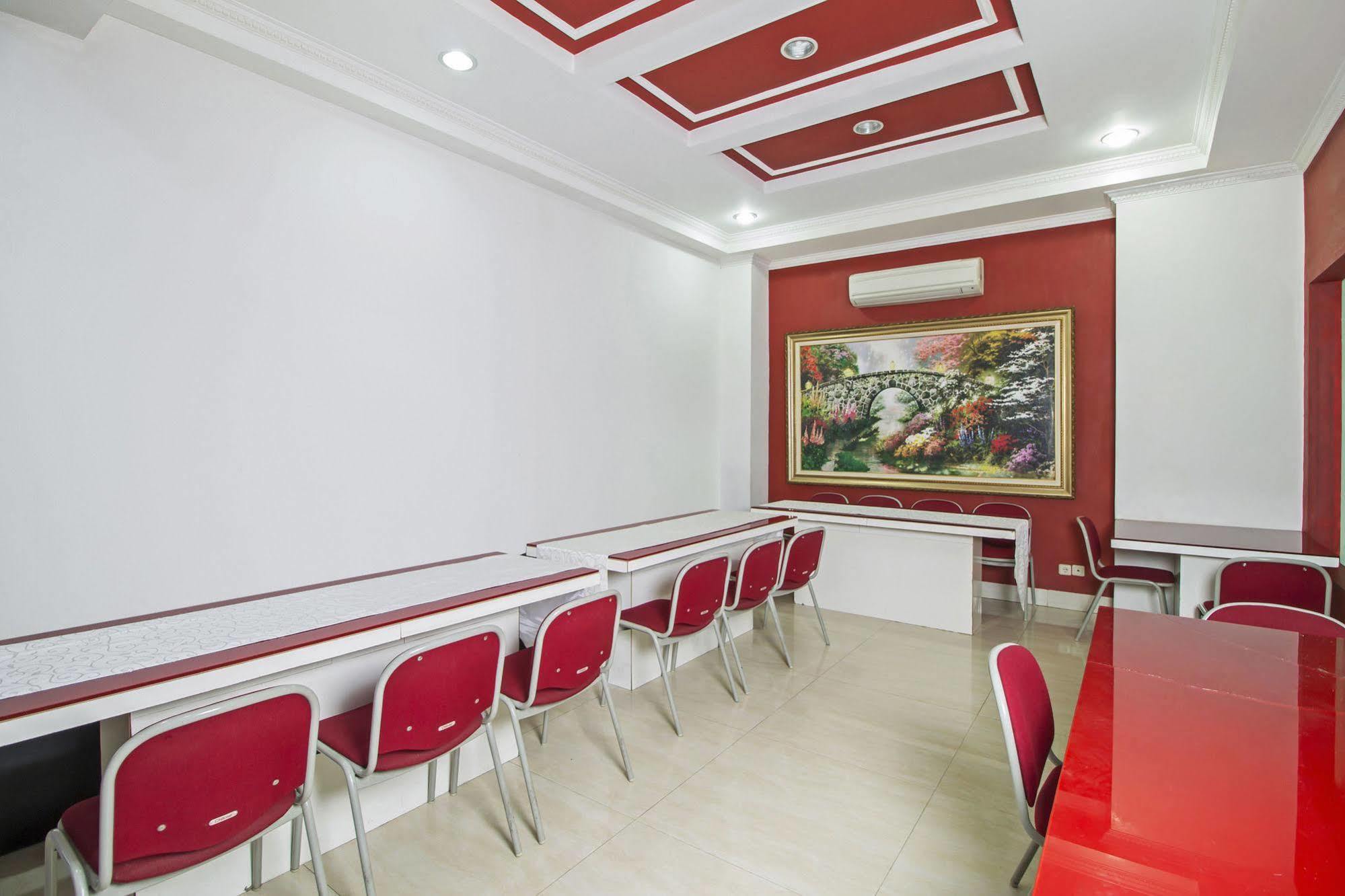 Reddoorz Plus @ Guntur Raya Setiabudi Giacarta Esterno foto